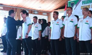 Budi Setiawan Melantik dan Mengukuhkan Kepengurusan KONI Batanghari Periode 2022-2026. Foto: Humas/Serunting.id