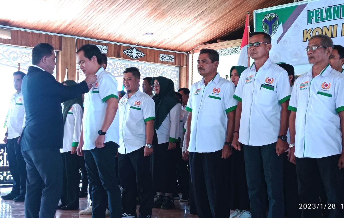 Budi Setiawan Melantik dan Mengukuhkan Kepengurusan KONI Batanghari Periode 2022-2026. Foto: Humas/Serunting.id