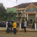 Soal 107 Penyedia Melebihi Batas SKP, AKRAM Geruduk Kembali Inspektorat Kota Jambi. Foto: Serunting.id