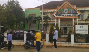 Soal 107 Penyedia Melebihi Batas SKP, AKRAM Geruduk Kembali Inspektorat Kota Jambi. Foto: Serunting.id