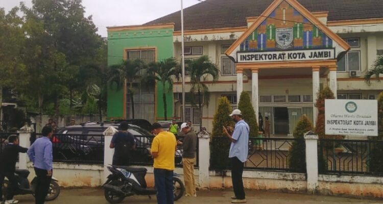 Soal 107 Penyedia Melebihi Batas SKP, AKRAM Geruduk Kembali Inspektorat Kota Jambi. Foto: Serunting.id