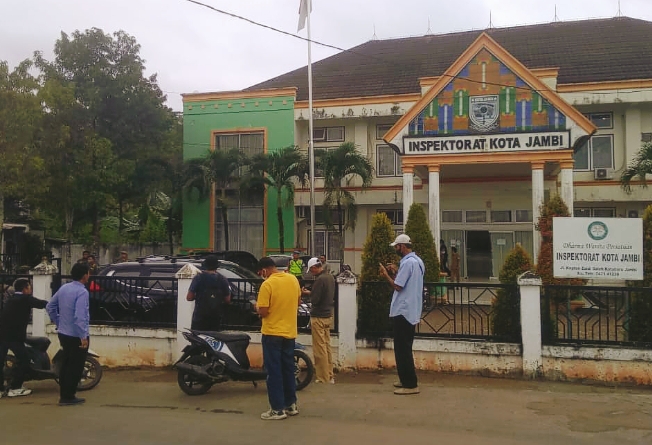 Soal 107 Penyedia Melebihi Batas SKP, AKRAM Geruduk Kembali Inspektorat Kota Jambi. Foto: Serunting.id