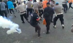 Ilustrasi saat terjadi aksi ricuh demonstrasi penolakan Undang-undang Cipta Kerja (Omnibuslaw)2020, Foto: Serunting.id