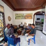 Foto: Perangkat Desa Sungai Rambai membawa SK pengangkatan kembali ke Kantor Hukum Musri Nauli, SH & Associates..