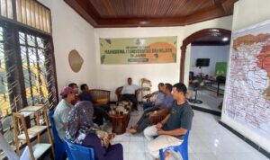 Foto: Perangkat Desa Sungai Rambai membawa SK pengangkatan kembali ke Kantor Hukum Musri Nauli, SH & Associates..