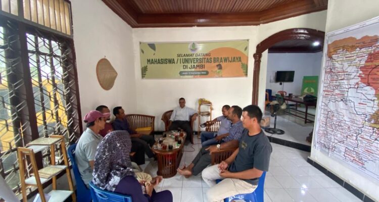 Foto: Perangkat Desa Sungai Rambai membawa SK pengangkatan kembali ke Kantor Hukum Musri Nauli, SH & Associates..