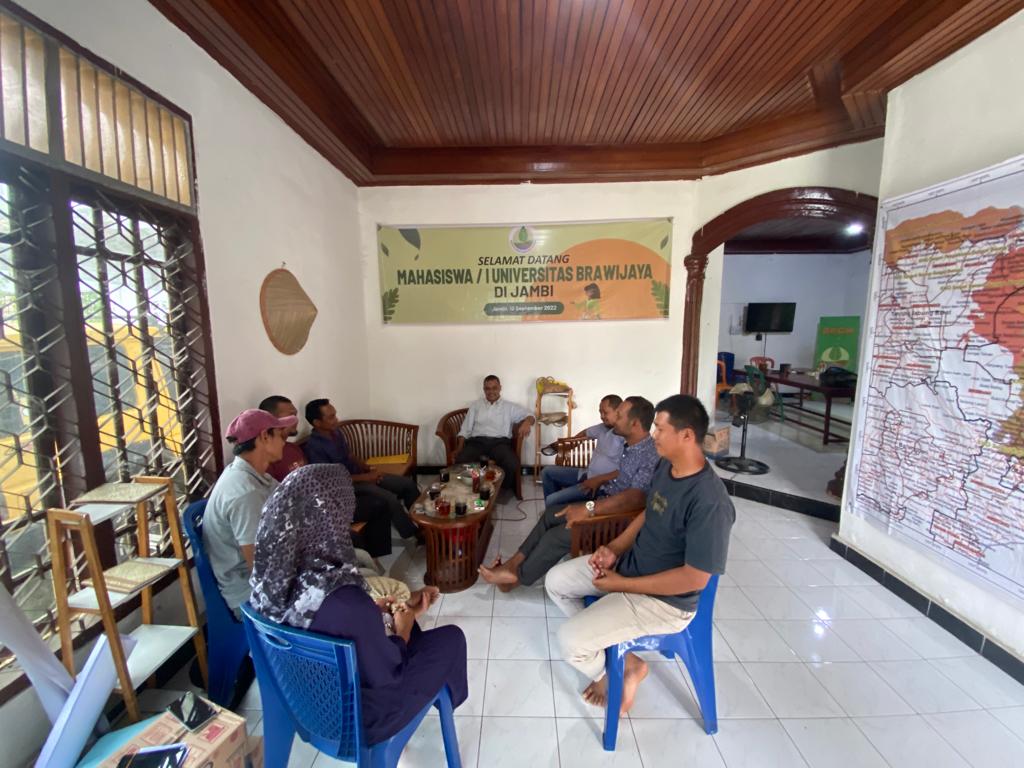 Foto: Perangkat Desa Sungai Rambai membawa SK pengangkatan kembali ke Kantor Hukum Musri Nauli, SH & Associates..