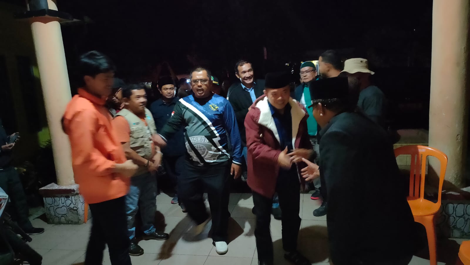 Turun ke Posko di Tamiai Kerinci, Gubernur Al Haris Pantau Upaya Evakuasi Helikopter yang Ditumpangi Kapolda Jambi. Foto: Riky Serampas