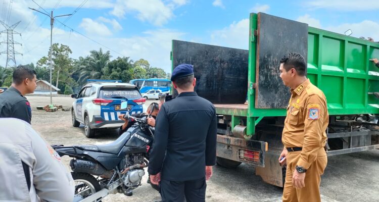 Wabup Merangin Nilwan Yahya Pimpin Tim Evakuasi Via Darat ke Lokasi Kapolda Jambi. Foto: Riky Serampas