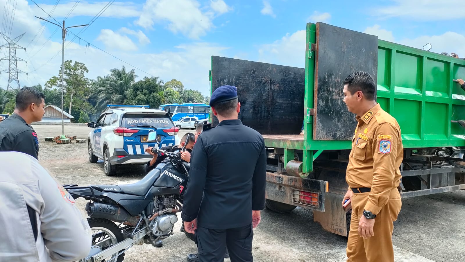 Wabup Merangin Nilwan Yahya Pimpin Tim Evakuasi Via Darat ke Lokasi Kapolda Jambi. Foto: Riky Serampas