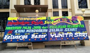 Meski Ditetapkan Sebagai TSK Lecehkan 17 Anak, Mama Muda Apresiasi Polda Jambi Kirim Karangan Bunga. Foto: Shbt/SN