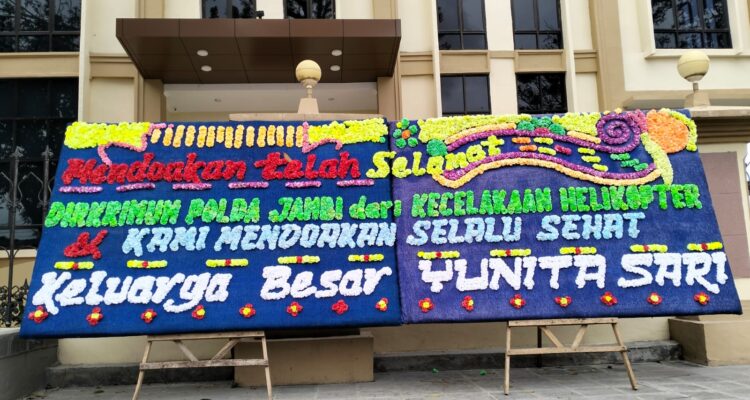 Meski Ditetapkan Sebagai TSK Lecehkan 17 Anak, Mama Muda Apresiasi Polda Jambi Kirim Karangan Bunga. Foto: Shbt/SN