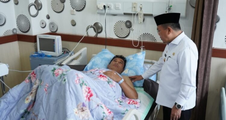 Besuk Kapolda Jambi, Gubernur Al Haris Ungkap Kondisi Terkini Irjen Rusdi Hartono. Foto: Riky Serampas