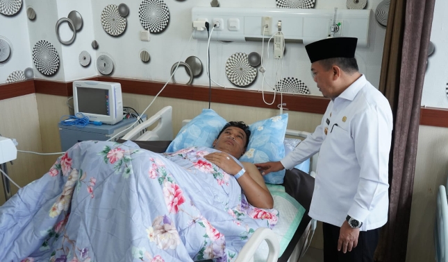 Besuk Kapolda Jambi, Gubernur Al Haris Ungkap Kondisi Terkini Irjen Rusdi Hartono. Foto: Riky Serampas