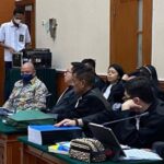 Jaksa Penuntut Umum (JPU) memeriksa berkas perkara terdakwa kasus dugaan peredaran narkoba jenis sabu, Teddy Minahasa Putra dalam persidangan di Pengadilan Negeri Jakarta Barat, Senin, (13/2/2023). Foto: Istimewa/net