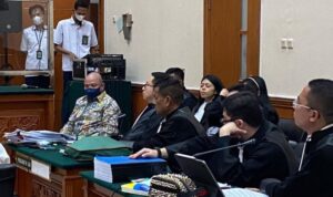 Jaksa Penuntut Umum (JPU) memeriksa berkas perkara terdakwa kasus dugaan peredaran narkoba jenis sabu, Teddy Minahasa Putra dalam persidangan di Pengadilan Negeri Jakarta Barat, Senin, (13/2/2023). Foto: Istimewa/net