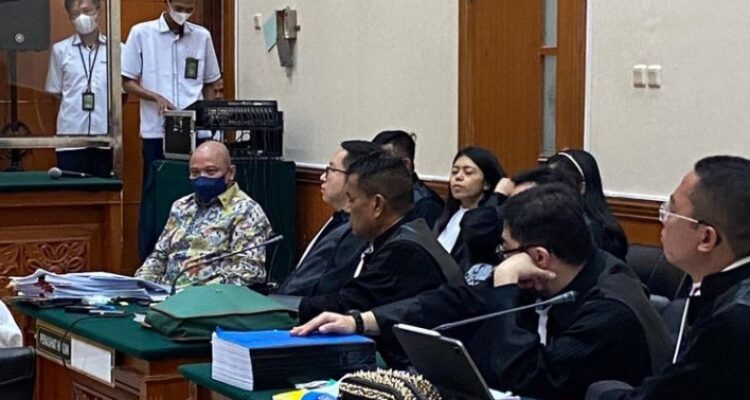 Jaksa Penuntut Umum (JPU) memeriksa berkas perkara terdakwa kasus dugaan peredaran narkoba jenis sabu, Teddy Minahasa Putra dalam persidangan di Pengadilan Negeri Jakarta Barat, Senin, (13/2/2023). Foto: Istimewa/net