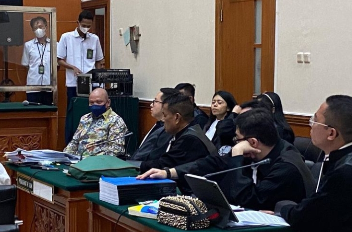 Jaksa Penuntut Umum (JPU) memeriksa berkas perkara terdakwa kasus dugaan peredaran narkoba jenis sabu, Teddy Minahasa Putra dalam persidangan di Pengadilan Negeri Jakarta Barat, Senin, (13/2/2023). Foto: Istimewa/net