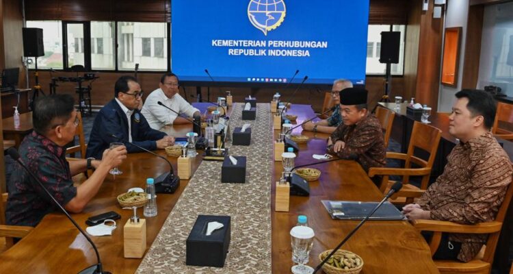 Menhub Budi Karya dan Gubernur Al Haris Membahas Eksekusi Progres Jalur Khusus Batubara. Foto: Riky Serampas