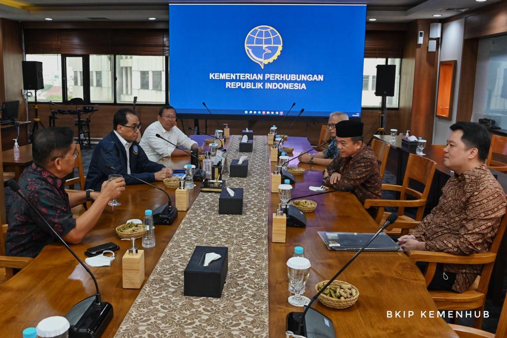 Menhub Budi Karya dan Gubernur Al Haris Membahas Eksekusi Progres Jalur Khusus Batubara. Foto: Riky Serampas