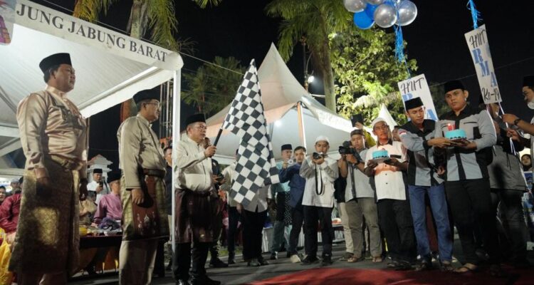 Gegap Gempita, Gubernur Al Haris Lepas Peserta Festival Arakan Sahur di Kuala Tungkal. Foto: Luth Hidayat
