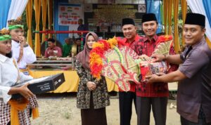 Silaturahim Berikan Bantuan Alat Kesenian, Edi Purwanto Didampingi Amaluddin dan Hilal Langsung di Apresiasi 2 Paguyuban. Foto: Humas DPRD Provinsi Jambi