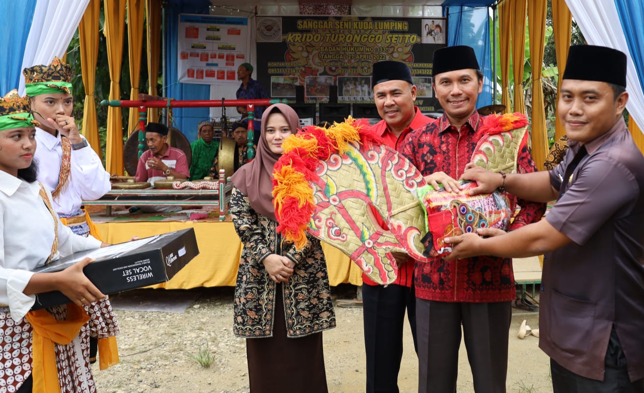 Silaturahim Berikan Bantuan Alat Kesenian, Edi Purwanto Didampingi Amaluddin dan Hilal Langsung di Apresiasi 2 Paguyuban. Foto: Humas DPRD Provinsi Jambi