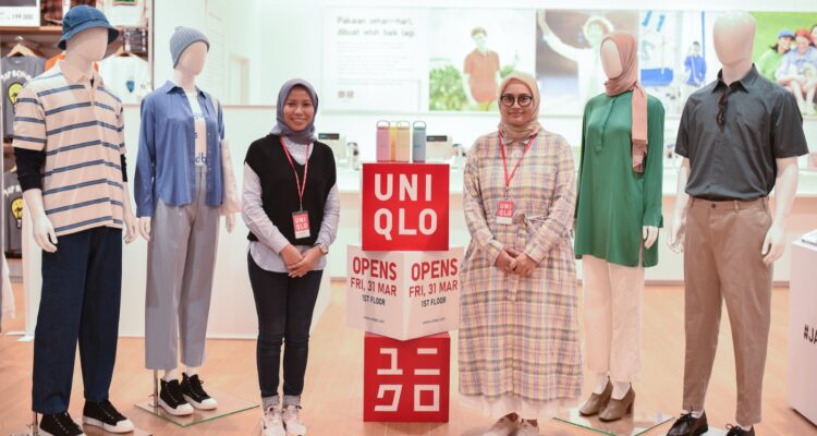 Pitaloka Ayustina - Store Manager UNIQLO Jambi Town Square (kiri) dan Yulia Rachmawati - Public Relations UNIQLO Indonesia