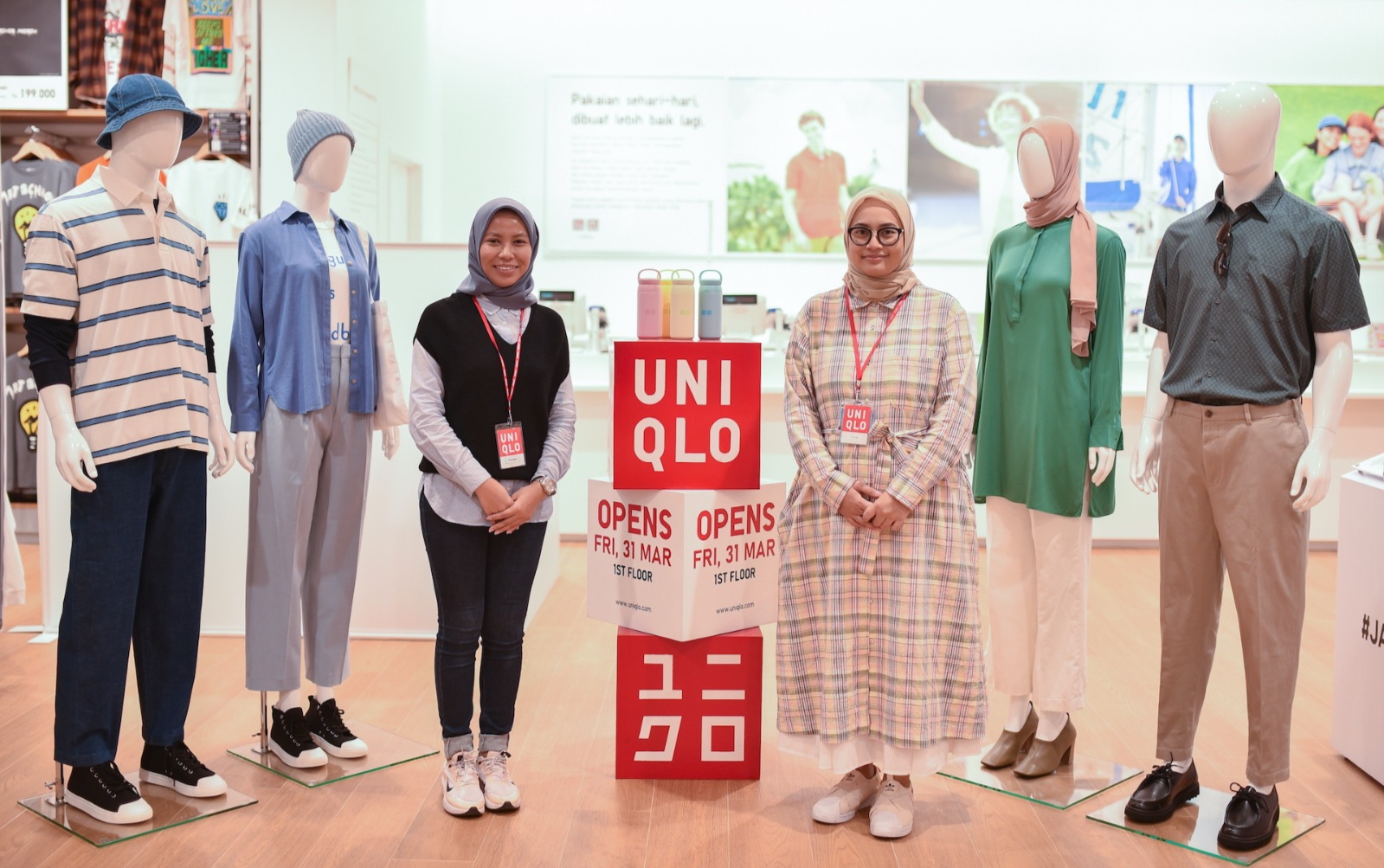 Pitaloka Ayustina - Store Manager UNIQLO Jambi Town Square (kiri) dan Yulia Rachmawati - Public Relations UNIQLO Indonesia