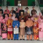 Gubernur, Wakil Gubenur, HBA, Kakanwil Kemenag Jambi foto bersama penerima tanda kehormatan santyalancana karya satya. Foto: Jp/Ampar