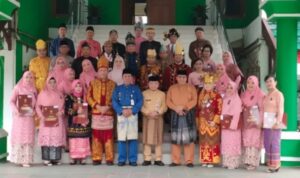 Gubernur, Wakil Gubenur, HBA, Kakanwil Kemenag Jambi foto bersama penerima tanda kehormatan santyalancana karya satya. Foto: Jp/Ampar