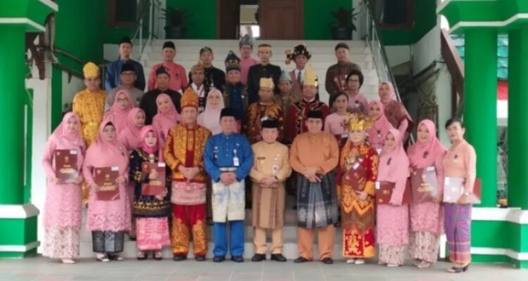 Gubernur, Wakil Gubenur, HBA, Kakanwil Kemenag Jambi foto bersama penerima tanda kehormatan santyalancana karya satya. Foto: Jp/Ampar