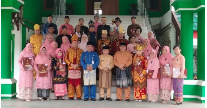 Gubernur, Wakil Gubenur, HBA, Kakanwil Kemenag Jambi foto bersama penerima tanda kehormatan santyalancana karya satya. Foto: Jp/Ampar