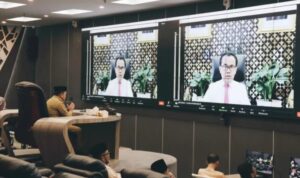 Gubernur Jambi, Al Haris, Saat Mengikuti Rapat secara Virtual dalam rangka Pencabutan Pemberlakukan Pembatasan Kegiatan Masyarakat (PPKM) di ruang Jambi Data Analtitik Centre (JDAC) Kantor Gubernur Jambi, Senin (2/1). Foto: Jp/Ampar