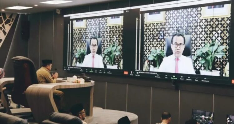 Gubernur Jambi, Al Haris, Saat Mengikuti Rapat secara Virtual dalam rangka Pencabutan Pemberlakukan Pembatasan Kegiatan Masyarakat (PPKM) di ruang Jambi Data Analtitik Centre (JDAC) Kantor Gubernur Jambi, Senin (2/1). Foto: Jp/Ampar