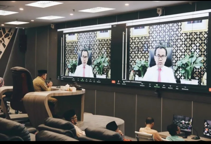 Gubernur Jambi, Al Haris, Saat Mengikuti Rapat secara Virtual dalam rangka Pencabutan Pemberlakukan Pembatasan Kegiatan Masyarakat (PPKM) di ruang Jambi Data Analtitik Centre (JDAC) Kantor Gubernur Jambi, Senin (2/1). Foto: Jp/Ampar