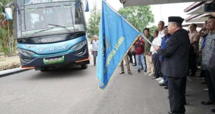 Gubernur Jambi, Al Haris lepas lansung kontingen PWI Jambi ikuti HPN di Medan. Foto: Humas Kominfo