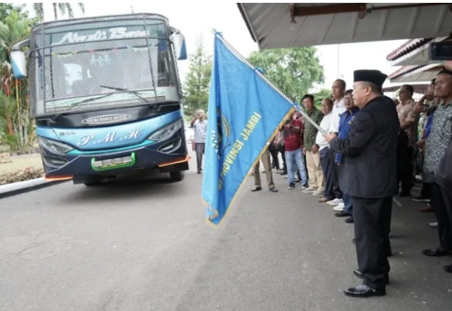 Gubernur Jambi, Al Haris lepas lansung kontingen PWI Jambi ikuti HPN di Medan. Foto: Humas Kominfo