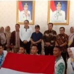 Gubernur Jambi, Al Haris menyambut tim SMA 7 Sarolangun yang telah mengharumkan nama Provinsi Jambi, bahkan Indonesia itu di Rumah Dinas Gubernur Jambi, Jumat (10/02/2023)/ (Foto: Melli/ Ampar)