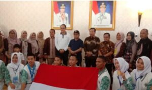 Gubernur Jambi, Al Haris menyambut tim SMA 7 Sarolangun yang telah mengharumkan nama Provinsi Jambi, bahkan Indonesia itu di Rumah Dinas Gubernur Jambi, Jumat (10/02/2023)/ (Foto: Melli/ Ampar)