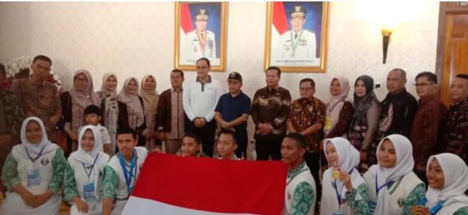 Gubernur Jambi, Al Haris menyambut tim SMA 7 Sarolangun yang telah mengharumkan nama Provinsi Jambi, bahkan Indonesia itu di Rumah Dinas Gubernur Jambi, Jumat (10/02/2023)/ (Foto: Melli/ Ampar)