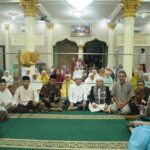 Jamaah Masjid Al Ikhlas Karang Anyar,Lebak Bandung, Jelutung, Foto bersama Gubernur Al Haris Usai melaksanakan Sholat Tarawih. Foto: Riky Serampas