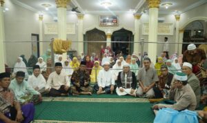 Jamaah Masjid Al Ikhlas Karang Anyar,Lebak Bandung, Jelutung, Foto bersama Gubernur Al Haris Usai melaksanakan Sholat Tarawih. Foto: Riky Serampas