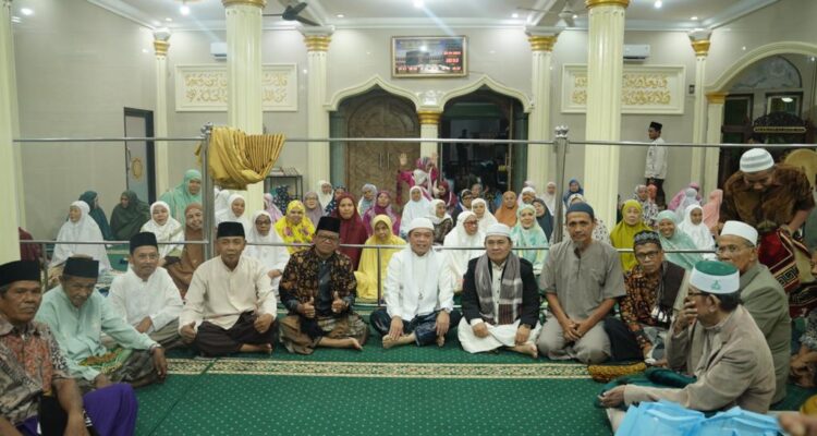 Jamaah Masjid Al Ikhlas Karang Anyar,Lebak Bandung, Jelutung, Foto bersama Gubernur Al Haris Usai melaksanakan Sholat Tarawih. Foto: Riky Serampas