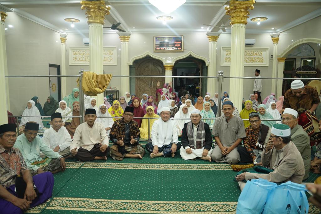 Jamaah Masjid Al Ikhlas Karang Anyar,Lebak Bandung, Jelutung, Foto bersama Gubernur Al Haris Usai melaksanakan Sholat Tarawih. Foto: Riky Serampas