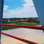 Foto: Kampung Alung tepat beririsan dengan Sungai Batanghari, jalur masuknya tidak jauh dari Jembatan Aurduri I. Kamis (11/4/2026). Serunting.id