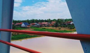 Foto: Kampung Alung tepat beririsan dengan Sungai Batanghari, jalur masuknya tidak jauh dari Jembatan Aurduri I. Kamis (11/4/2026). Serunting.id