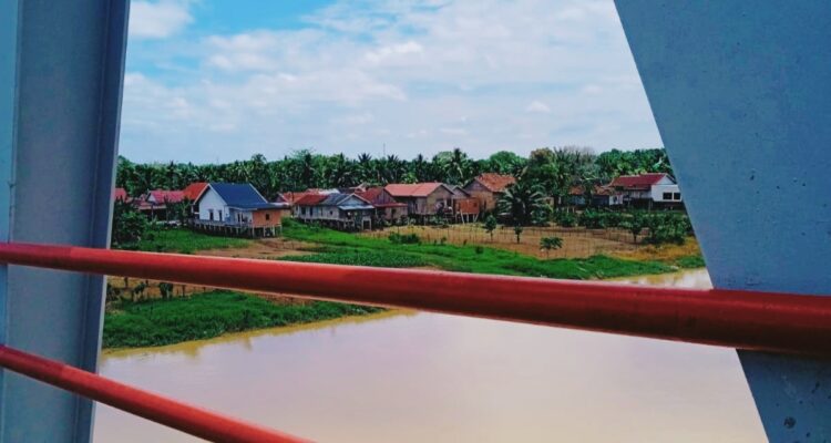 Foto: Kampung Alung tepat beririsan dengan Sungai Batanghari, jalur masuknya tidak jauh dari Jembatan Aurduri I. Kamis (11/4/2026). Serunting.id