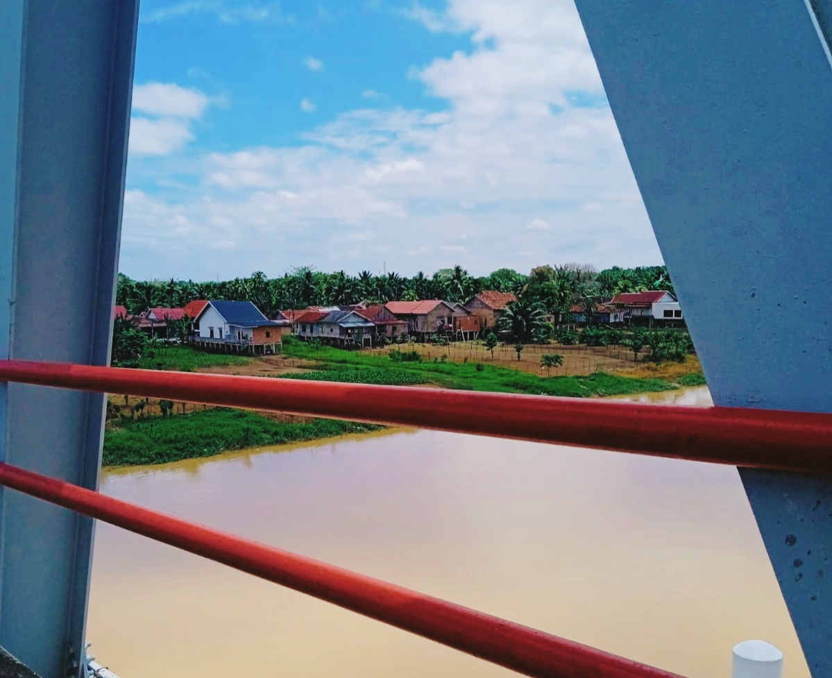 Foto: Kampung Alung tepat beririsan dengan Sungai Batanghari, jalur masuknya tidak jauh dari Jembatan Aurduri I. Kamis (11/4/2026). Serunting.id